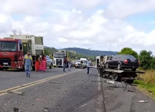 Duas pessoas morrem e três ficam feridas em colisão entre caminhonete e caminhão guincho na BA-263