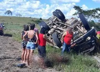 Duas pessoas morrem em acidente de caminhão em Nanuque
