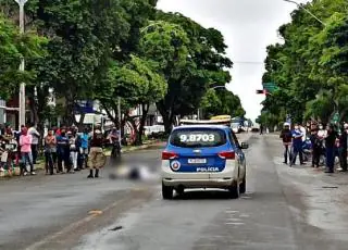 Duas pessoas morrem em colisão entre caminhão e moto em Teixeira de Freitas