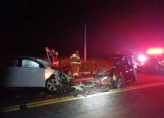 Duas pessoas morrem em colisão frontal na BR-101 durante a madrugada em Teixeira de Freitas