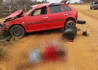 Duas pessoas morreram e uma ficou gravemente ferida em capotamento de veículo no interior da Bahia