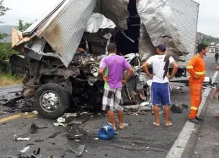 Duas pessoas morreram em acidente com caminhão da banda de Léo Santana