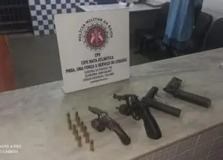 Duas pessoas são presas pela CAEMA com armas e moto roubada, em Cumuruxatiba