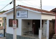Dupla é detida por tráfico de drogas e posse ilegal de arma após denúncia, em Medeiros Neto