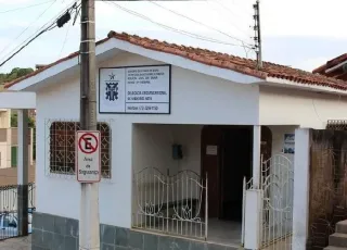 Dupla é detida por tráfico de drogas e posse ilegal de arma após denúncia, em Medeiros Neto