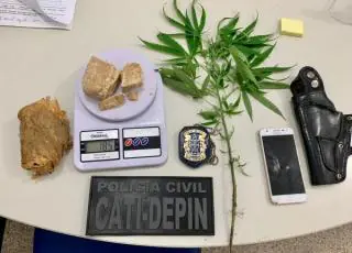 Dupla é flagrada com crack e um pé de maconha em Teixeira de Freitas