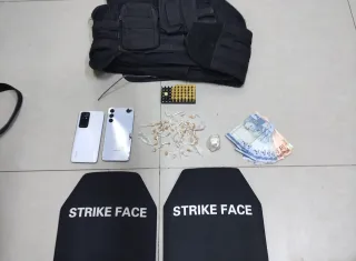 Dupla é presa com drogas, munições e coletes balísticos na BR-101 em Itabela