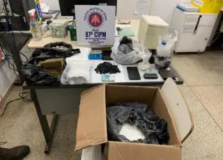 Dupla é presa pela PM com quase 13 quilos de cocaína em Teixeira de Freitas