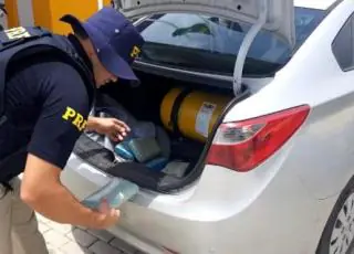 Dupla é presa pela PRF com 23kg de maconha no porta-malas do carro