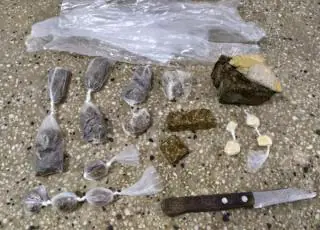 Dupla é presa por tráfico de drogas em Caravelas. Um dos acusados tentou se esconder enrolando em um colchão