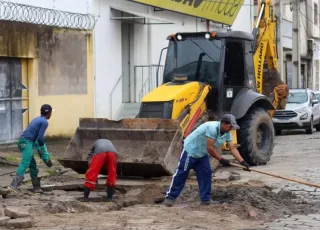 Durante período de chuvas, Secretaria de Infraestrutura atua na recomposição de áreas danificadas em Teixeira de Freitas