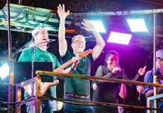 Durval Lelys arrasta multidão na 2ª noite da Micareta de Teixeira de Freitas