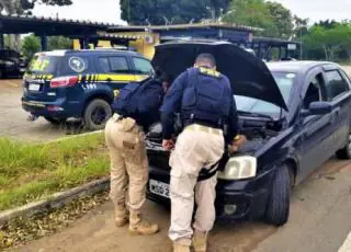 Em ação rápida, PRF recupera em Eunápolis Corsa furtado horas antes em Cariacica (ES)