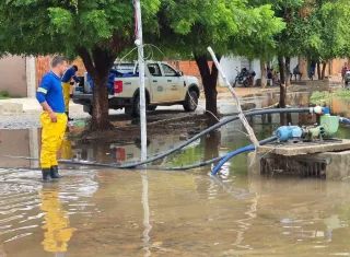 Em ações emergenciais de combate aos efeitos da chuva, Governo do Estado contém alagamentos, doa copos de água e monitora situação de rodovias