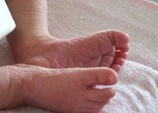 Em enterro da filha, casal acha bebê de 3 dias viva em cova