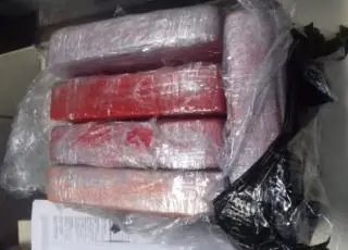 Em Feira de Santana, PRF prende passageiro de ônibus transportando cocaína
