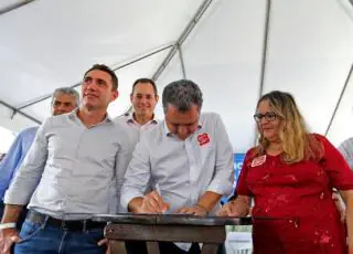 Em Medeiros Neto, Rui entrega unidade móvel de prevenção ao câncer e inaugura pavimentação em trecho da BA-290