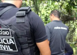 Em meio a tiroteio, mãe resgata filho que seria executado no 
