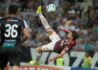 Em noite perfeita, Flamengo vence Ceará e assume a ponta