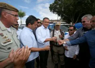 Em Nova Viçosa, Rui autoriza início da pavimentação de trecho da BA-697