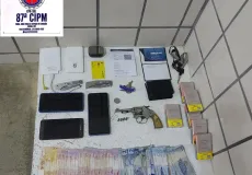 PM prende quatro suspeitos e apreende drogas, armas e produtos de roubo em Teixeira de Freitas