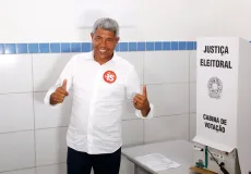 Em Salvador, Jerônimo Rodrigues registra seu voto no primeiro turno nas eleições municipais