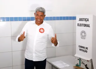 Em Salvador, Jerônimo Rodrigues registra seu voto no primeiro turno nas eleições municipais