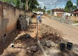 Em seu primeiro mês de gestão, prefeito de Itanhém manda fazer 1.700m2 de calçamento com calçadas para moradores