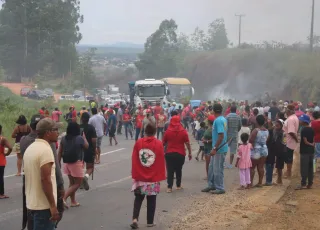 Em solidariedade ao Povo Patoxó Há-Há-Háe, MST fecha a BR 101 em vários pontos da Bahia