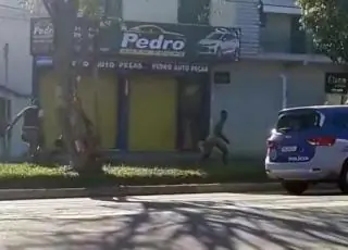 Homem pelado apedreja viaturas e ambulância em Teixeira, veja vídeo