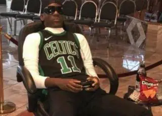 Em velório, morto é posto sentado e 'jogando videogame'