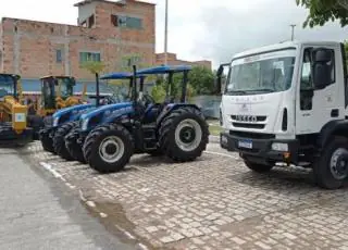 Em Vereda, Governo da Bahia entrega equipamentos para prefeituras do extremo sul
