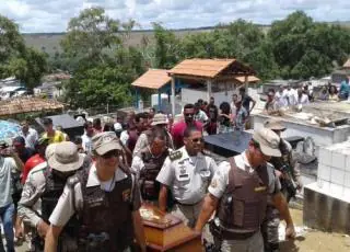 Emoção e lágrimas - Familiares e amigos se despedem de Cabo Adailton em Itamaraju