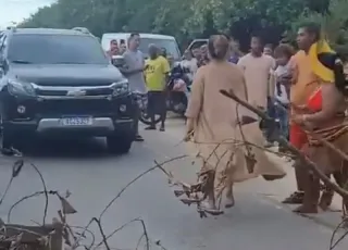 Vídeos - Empresária atropela três indígenas durante protesto na BR-367, em Porto Seguro