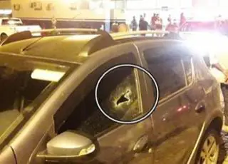 Empresário é baleado dentro do carro na frente de sua casa em Itamaraju