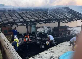 Empresário tem área de lazer de sua casa destruída pelo fogo em Medeiros Neto