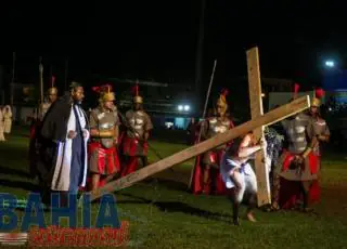 Encenação da “Paixão de Cristo” revive em Teixeira de Freitas um espetáculo de amor e fé