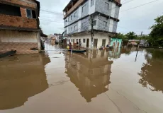 Enchente em Medeiros Neto: aumento do nível dos rios  deixa famílias desabrigadas