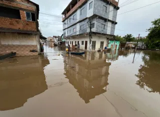 Enchente em Medeiros Neto: aumento do nível dos rios  deixa famílias desabrigadas