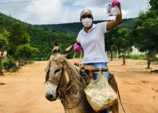 Enfermeira se desloca de jegue para atender famílias na área rural e ajudar na prevenção à Covid-19