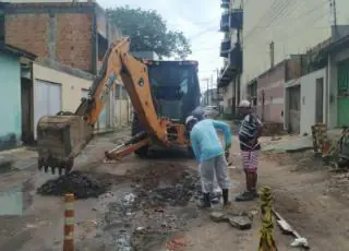 Equipe atua na desobstrução e troca de manilhas de rede de esgoto em Teixeira de Freitas