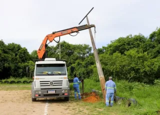 Equipe da Prefeitura atua na iluminação pública em mais um campo de bairro teixeirense