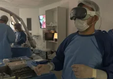 Equipe do Hospital Clériston Andrade é a primeira no Brasil a usar óculos de realidade virtual da Apple em neurocirurgias