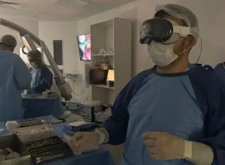 Equipe do Hospital Clériston Andrade é a primeira no Brasil a usar óculos de realidade virtual da Apple em neurocirurgias