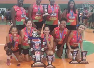 Equipe feminina de voleibol de Caravelas festeja o título de campeã no LIVESB 2019