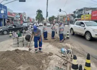 Equipe realiza nivelamento do solo no Trevo Gonzagão