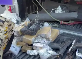 Equipes do Deic apreendem drogas, carregadores e munições em conjunto habitacional de Água de Meninos