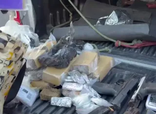 Equipes do Deic apreendem drogas, carregadores e munições em conjunto habitacional de Água de Meninos