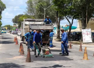 Equipes prosseguem com a Operação Tapa-Buraco em vias públicas de Teixeira de Freitas