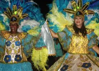 Escola de samba Irmãos Portela arrasta multidão no carnaval de Caravelas